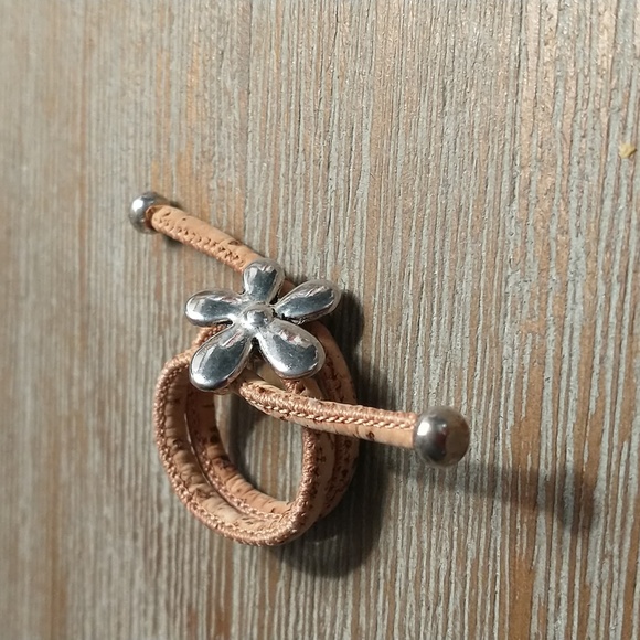 Unique Ring made of Leather-like material and silver tone flower - Picture 5 of 5